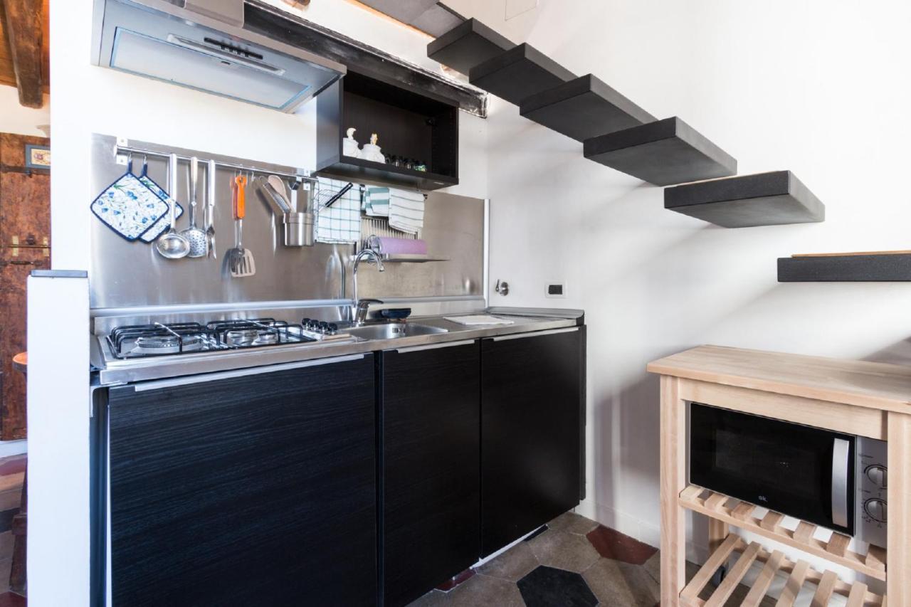 Sunny Navona Square Apartment Rome