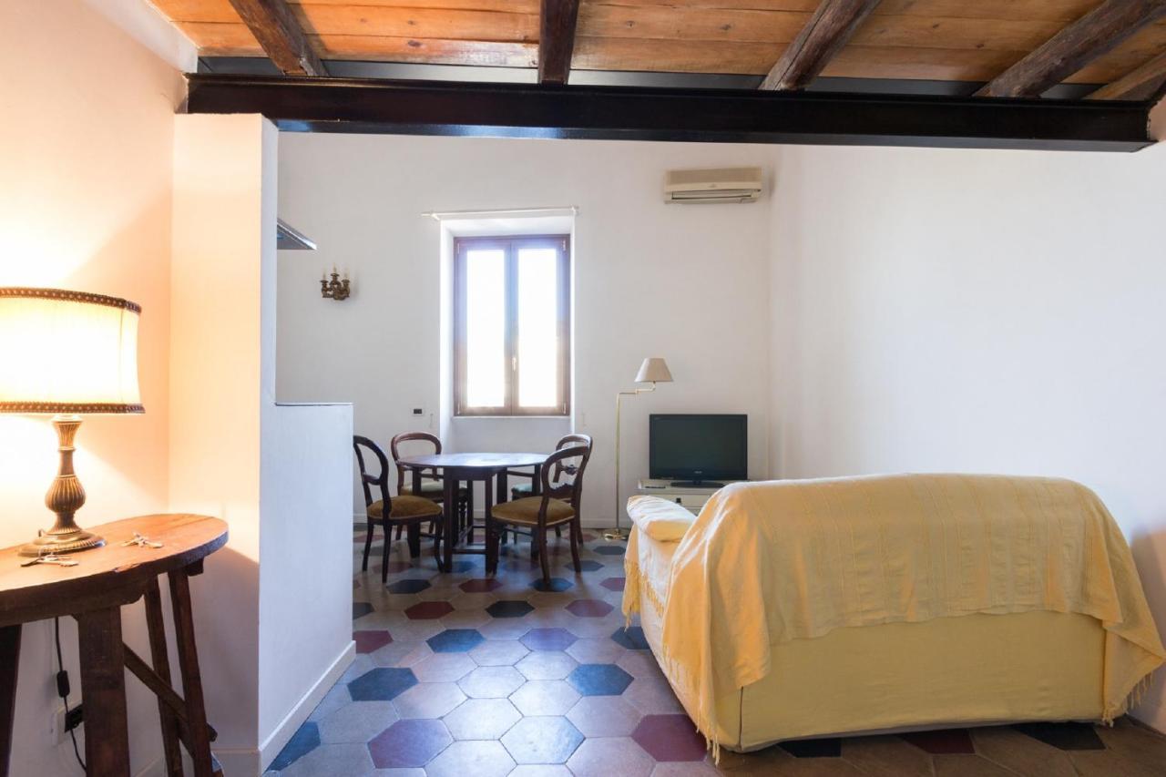 Sunny Navona Square Apartment Rome