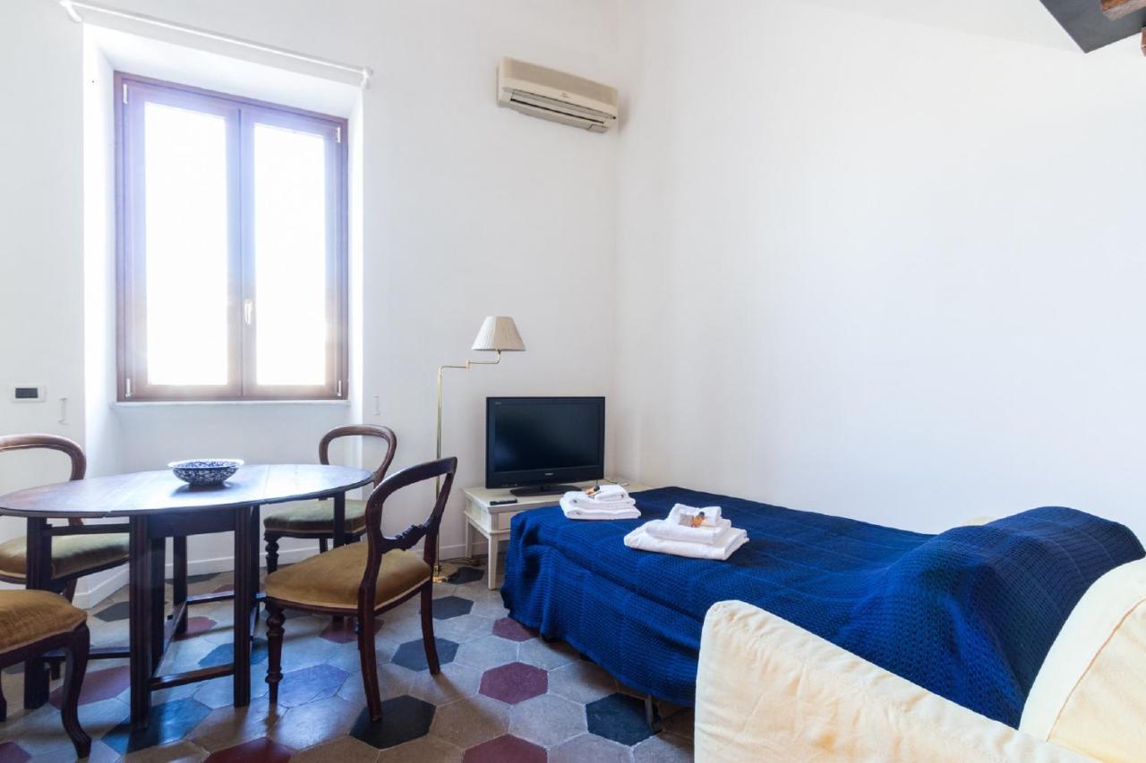 Sunny Navona Square Apartment *