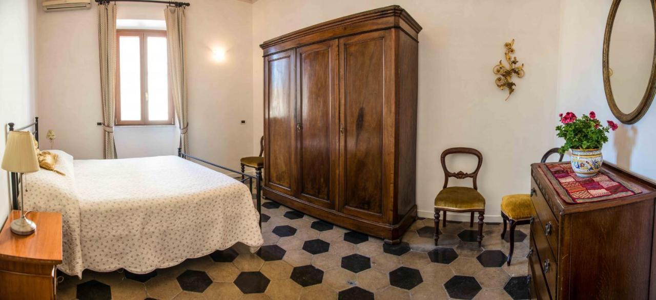 Sunny Navona Square Apartment Rome